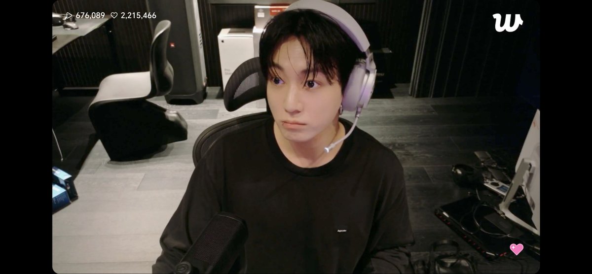 maelamargaritte's tweet photo. How can someone be so cute, handsome, and hot all at the same time? Jeon Jungkook is so dreamy. 🥺💜 https://t.co/4xe48F9Zq8