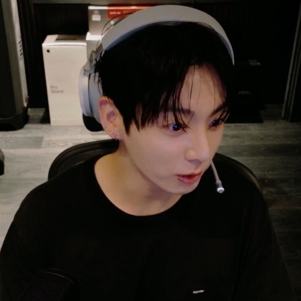 BEGIN_with_U's tweet photo. 얼굴 뭐지 진짜 .. 뭐지 진짜 . . 또 어려졋네.. https://t.co/nv4w0Yvd3h