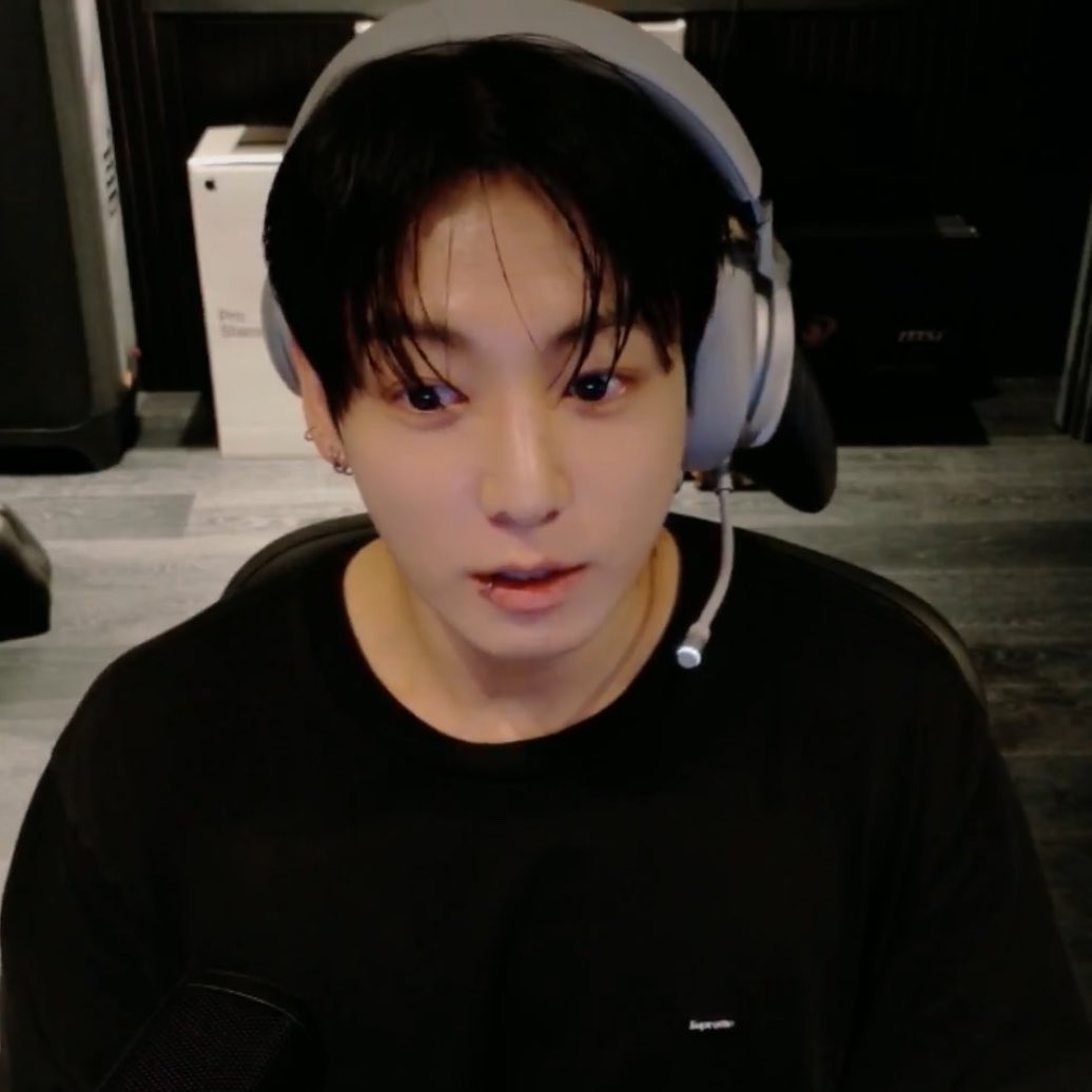 BEGIN_with_U's tweet photo. 얼굴 뭐지 진짜 .. 뭐지 진짜 . . 또 어려졋네.. https://t.co/nv4w0Yvd3h