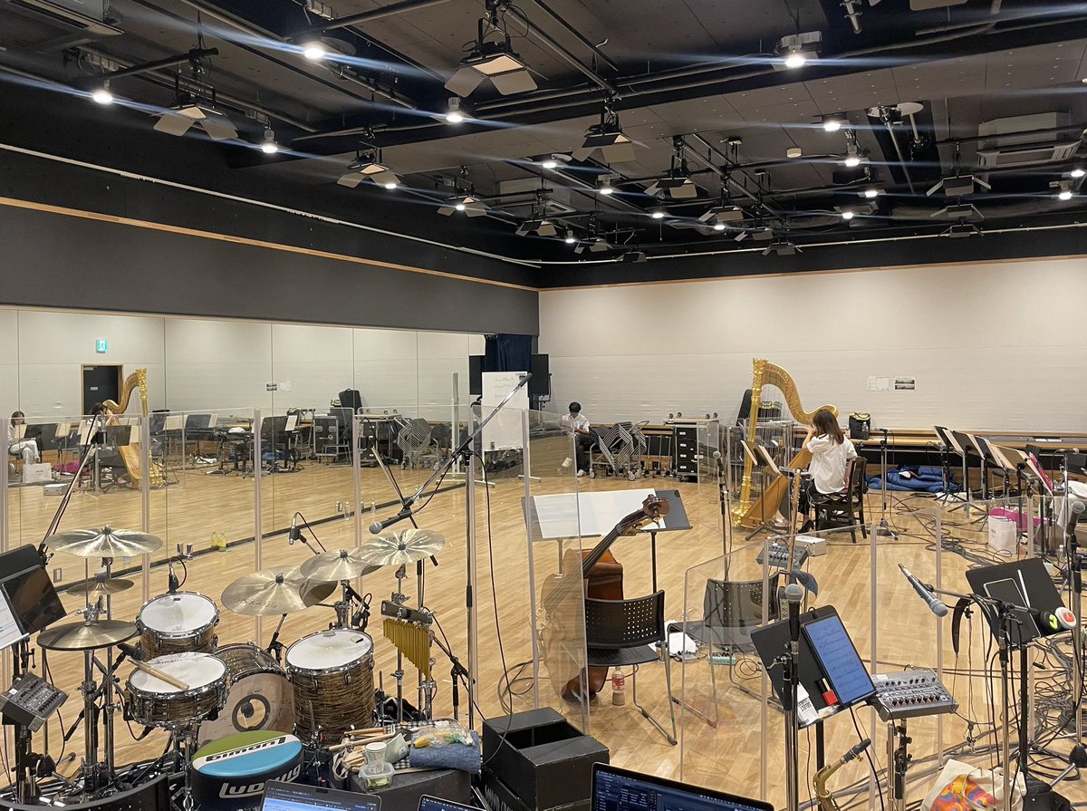 chan_nika116's tweet photo. 帰国して今日はゲネプロ頑張ってます🎸
別の楽器の方のアシスタントで見学に来ている子がなんと2年前の18祭で共演していたそうで、久しぶりの再会嬉しかったです😊
まだ二十歳で可能性は無限大♾️
頑張って欲しいです！！！ https://t.co/I9xmIlYwgY