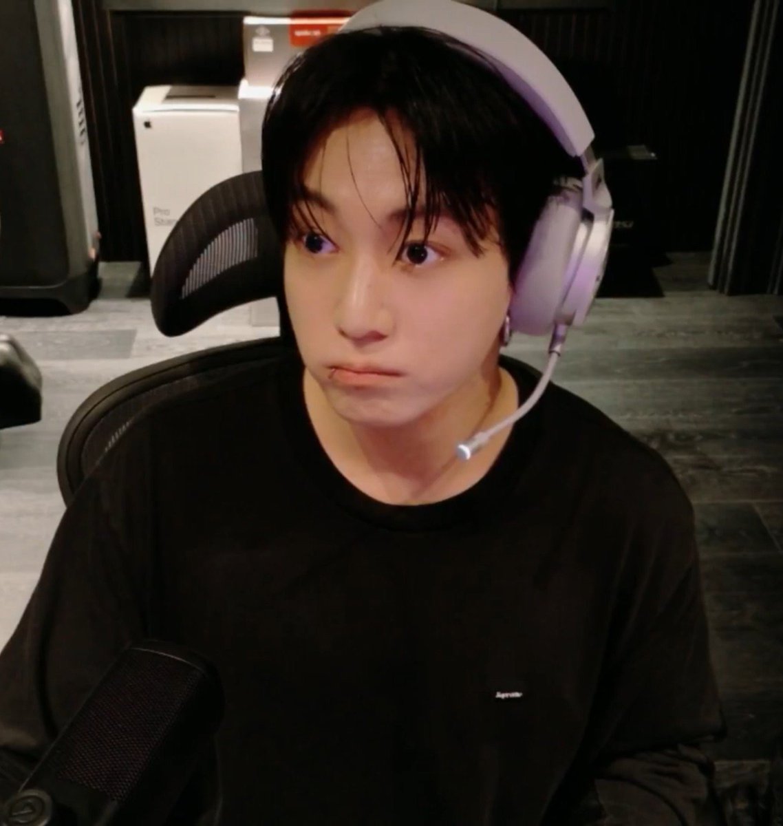 taekook𑁤 tweet media