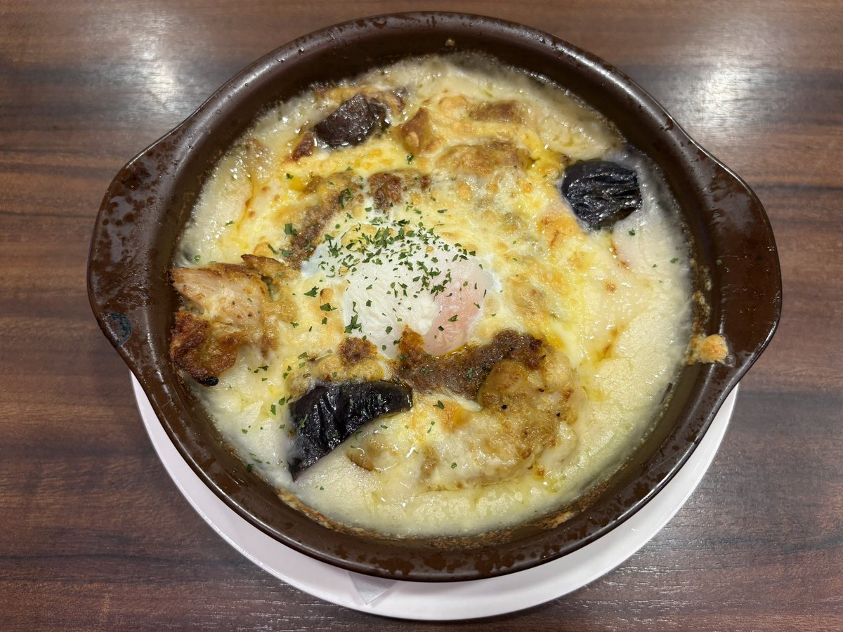 perfect_neet's tweet photo. だいぶ久しぶりのジョナサン！メキシカンピラフ、ガーリックライス、焼きカレードリア、希少部位みすじステーキ醤油ガーリックソース、若鶏のから揚げ＆サクッほろスコーン、フレンチフライトリュフ塩仕立て、カラマリフリット完食。ファミレスにおける米料理は安牌で美味い。味が濃いご飯大好きです。 https://t.co/I6CI9gD9KC