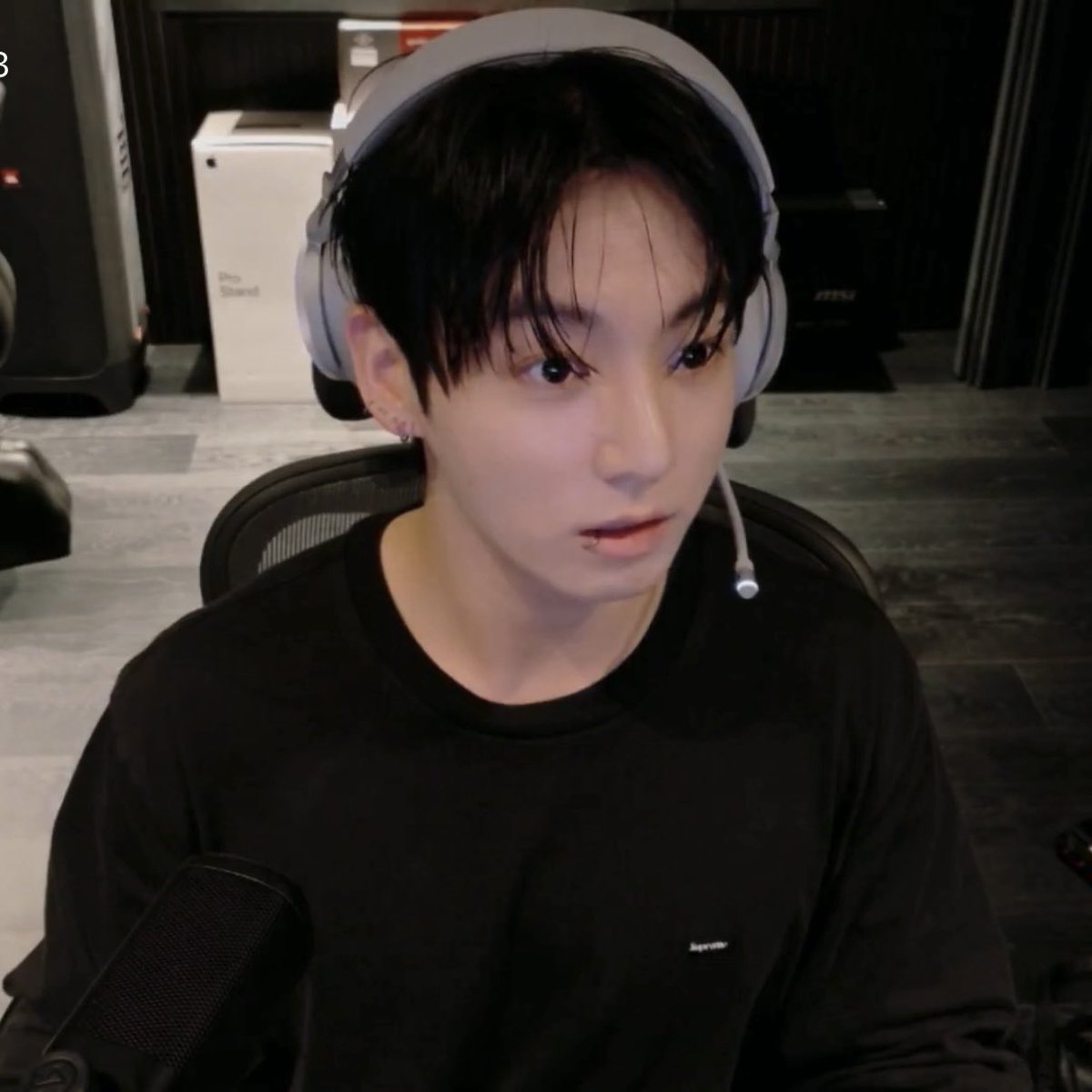 puppykoos's tweet photo. he's just all eyes O_O https://t.co/hGvMx8UPxu