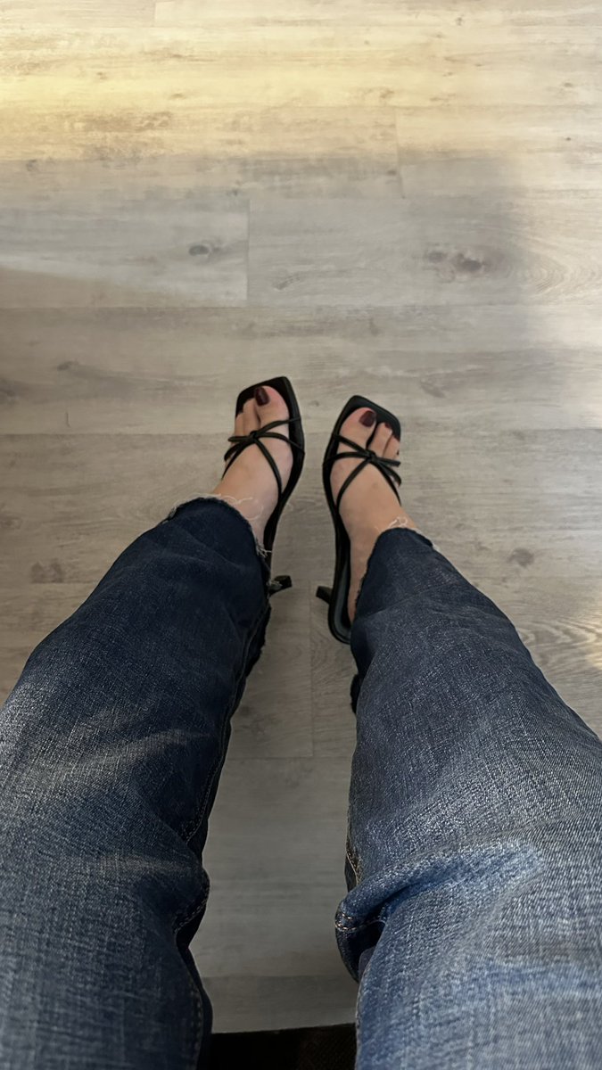 Feetzillaa's tweet photo. Qui sera dans mes DM aujourd’hui ? 😏

#findom #Femdom #moneyslaves #Soumis #feetworship #feetfetish #dominante #dom
@brun0parent @rtslave000 @rt_feet_domina @RtSlavv @Rtslave_1997 https://t.co/3hq6yaf2yl