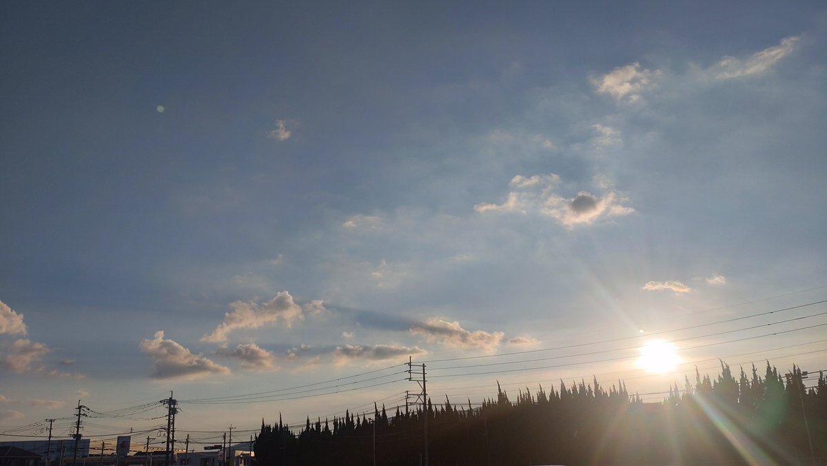 tainosukechiyo's tweet photo. 18:30過ぎ、まだまだ陽の位置は高い☀
お昼を食べに行った日田市は今日酷暑日だったとか🥵

 #にちほの診察室  #空が足りない https://t.co/2Ib97Q23Rn