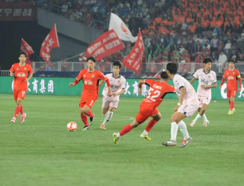 ShenyangChina's tweet photo. Shenyang Sports: The Shenyang Team has secured an early place in the final four of the Northeast China Football League (NCFL). After five rounds, the team remains unbeaten with 3 wins and 2 draws, scoring 8 goals while conceding just 2. Sitting top of the table with 11 points, Shenyang has successfully booked its semifinal spot ahead of schedule.