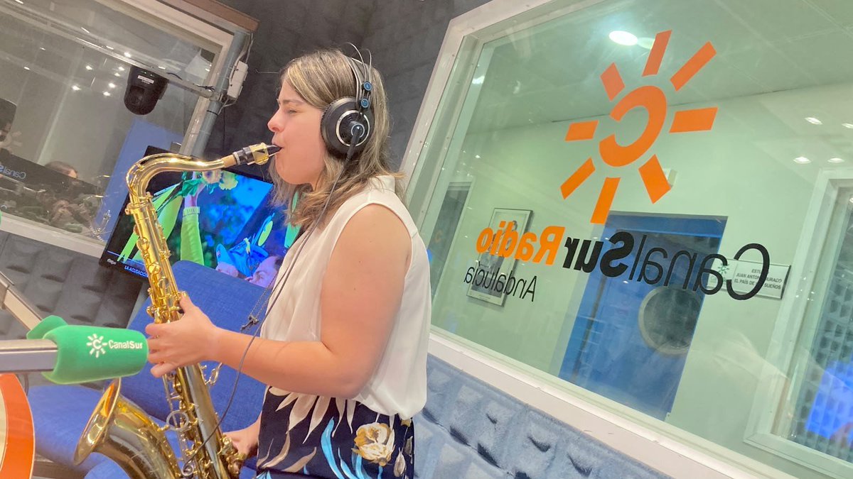 CanalSurRadio's tweet photo. 𝗟𝗮 𝗺𝗮ñ𝗮𝗻𝗮 𝗱𝗲𝗹 𝗩𝗲𝗿𝗮𝗻𝗼 |  Alicia Camiña y su música en directo

🎙️ Saxofonista, productora y compositora sevillana que combina el jazz con el flamenco en su álbum "El jazmín de mi patio"
👇
🌐 https://t.co/qd4kftJ6kX

🎧 Más audios https://t.co/TTpk03zJ1E
⛱️ #TuVeranoEmpiezaAquí