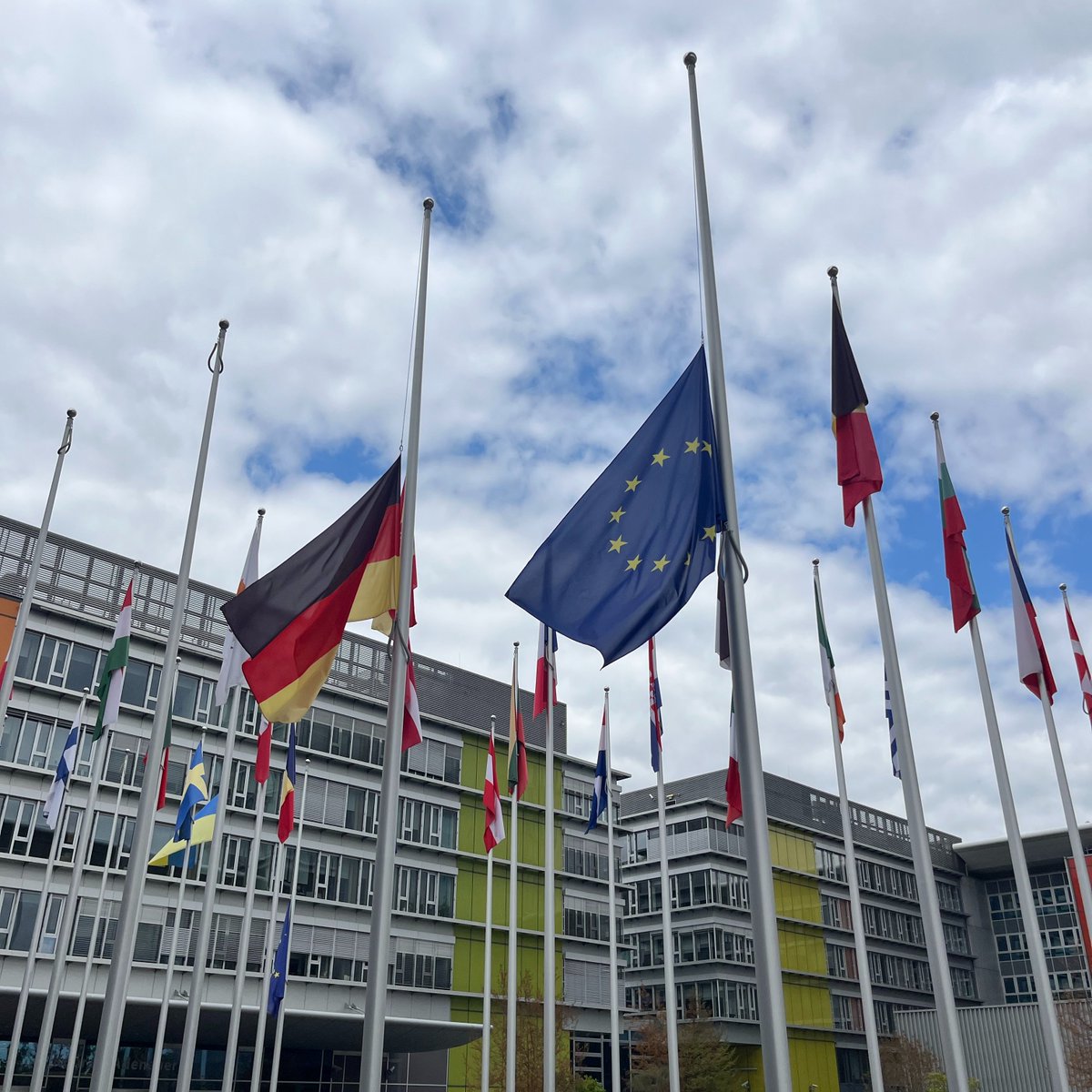 Europarl_LU's tweet photo. German and EU flags in front of Parliament fly half-mast as a sign of solidarity with the victims of the Berlin Pride attack. 
@EP_President: “Hate and violence have no place in our Europe of freedom and respect. We stand united against those who seek to sow fear and division.” https://t.co/MKkVd7uAcr