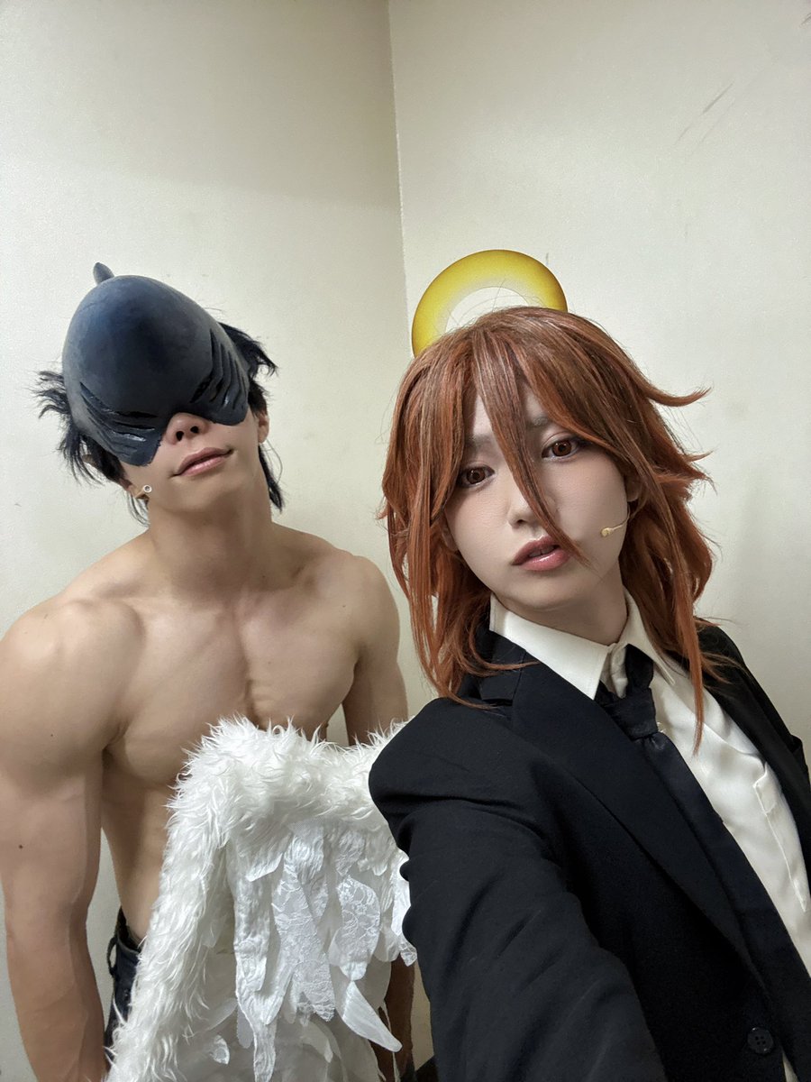 aaaaao_e's tweet photo. #チェンステ
本日2公演ありがとうございました！
平日なのに昼夜共に満席で嬉しかった！幸せ過ぎました！！！

今日はサメくんと。誰よりも原作のまんまな気がしてる。肉体も、脳筋、単細胞な感じも。人見知りな僕に最初に仲良くしてくれた颯くんに感謝です🦈

是非この肉体美（映ってなくてほんとにごめん）を劇場で味わいに来てください。この演劇、絶対に後悔させません。むしろリピートさせる自信しかないです。明日は休演日、29日からまた2公演よろしくお願いします🙂‍↕️🪽