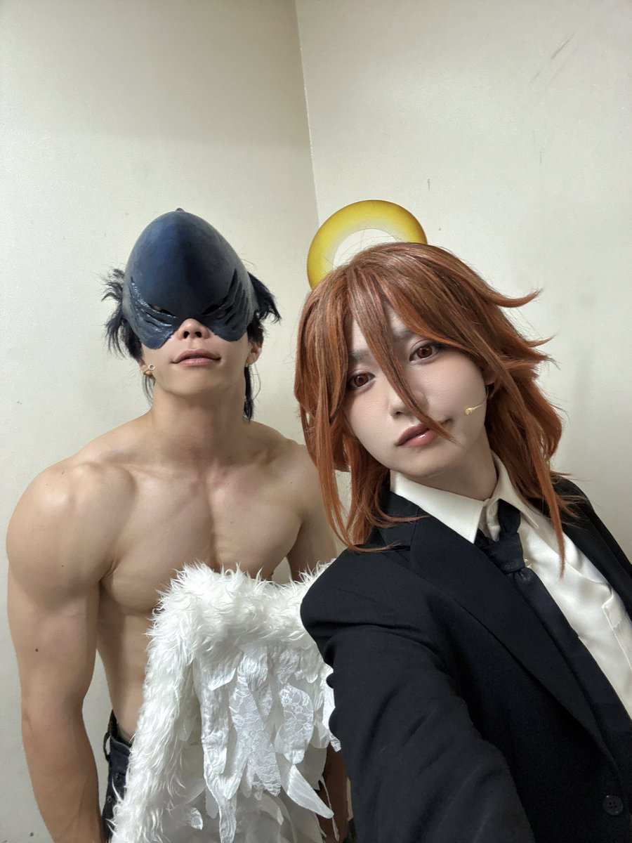 aaaaao_e's tweet photo. #チェンステ
本日2公演ありがとうございました！
平日なのに昼夜共に満席で嬉しかった！幸せ過ぎました！！！

今日はサメくんと。誰よりも原作のまんまな気がしてる。肉体も、脳筋、単細胞な感じも。人見知りな僕に最初に仲良くしてくれた颯くんに感謝です🦈

是非この肉体美（映ってなくてほんとにごめん）を劇場で味わいに来てください。この演劇、絶対に後悔させません。むしろリピートさせる自信しかないです。明日は休演日、29日からまた2公演よろしくお願いします🙂‍↕️🪽