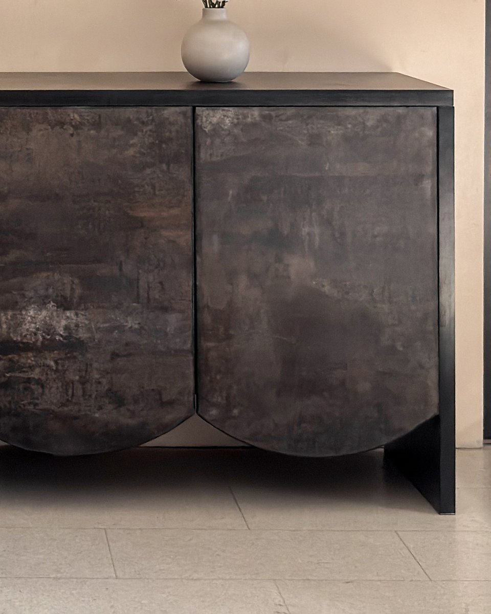 ideus_ng's tweet photo. EXCITO SIDEBOARD

▸ Four hand-shaped scallop doors — sculpted, not flat
▸ Full-length silhouette, no legs, no visual noise
▸ Stone-texture finish that takes real, daily life

EXCITO SIDEBOARD - NGN480,000

→ Send CONSOLE to our DM.

0909 0000 712 https://t.co/kFOE2dinz4