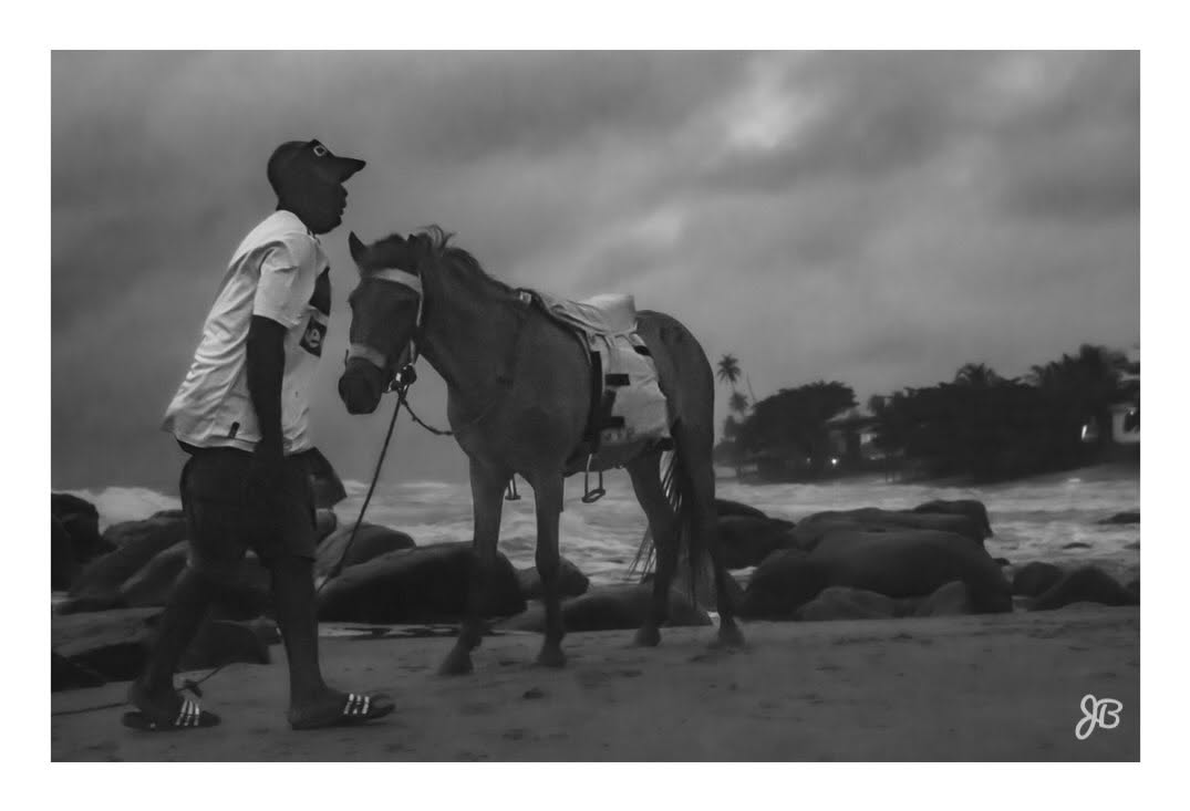 Jerry_bade's tweet photo. La nuit enveloppe Kribi d’un manteau d’ombre.
Après avoir offert des rêves à des centaines d’âmes de passage, l’homme et son cheval retrouvent le calme.
Entre les rochers et les vagues, ils rentrent, silencieux, porteurs d’histoires et d’espoir pour demain.
#Kribi https://t.co/0SLAnwbiqr