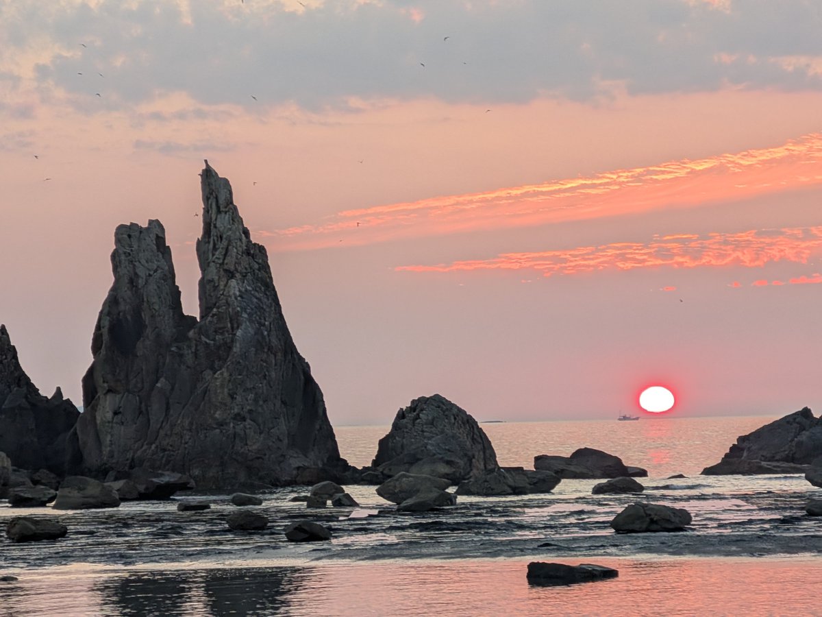EVstrom2891's tweet photo. 2026.7.26
マジックアワーの橋杭岩お目当てに日帰り弾丸で紀伊半島一周へ〜🏍️💨
綺麗な星空から日の出まで最高の絶景をみれました！🤗✨

一日で1093kmを一睡もせず大冒険でした！🤣笑

#vストローム650xt #バイク乗りと繋がりたい 
#橋杭岩  #本州最南端 #和歌山
#日の出 #マジックアワー #朝焼け https://t.co/qXy2BAMjqM