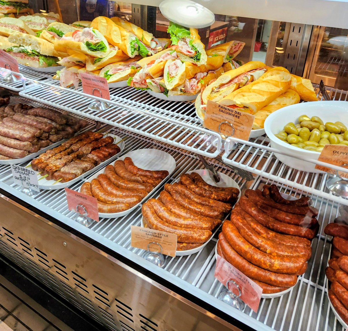 susaninseattle1's tweet photo. These are some good-looking brats and sandwiches from yesterday at Pike Place Market! 🤤
Which one would you choose on the sandwich side? Let me know below! 👇
#PikePlaceMarket #SeattleEats #Foodie #StreetFood #Seattle https://t.co/fGLAnbgtoi