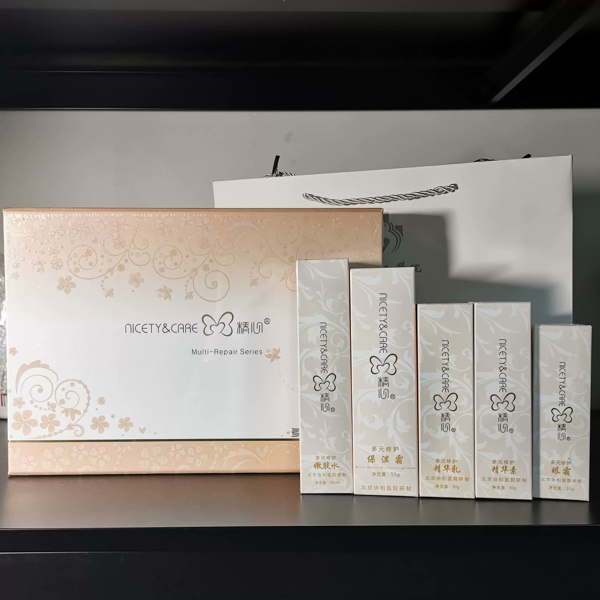 gggrrr75's tweet photo. Just unboxed my long-awaited skincare set! The packaging is so sleek, and the products inside look exactly as pictured. Can’t wait to try them out!， https://t.co/ajyKd9CTcG