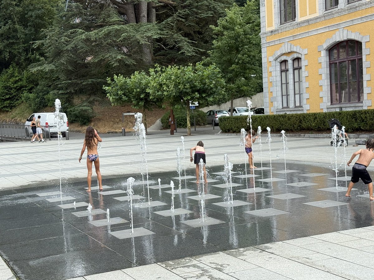ConstanceRant's tweet photo. Podrian implementar esto en las plazas de Caba? Les csmbiaria la vida a los niños en verano! @ibaistrocchi @jorgemacri https://t.co/LPMX9WN0IA