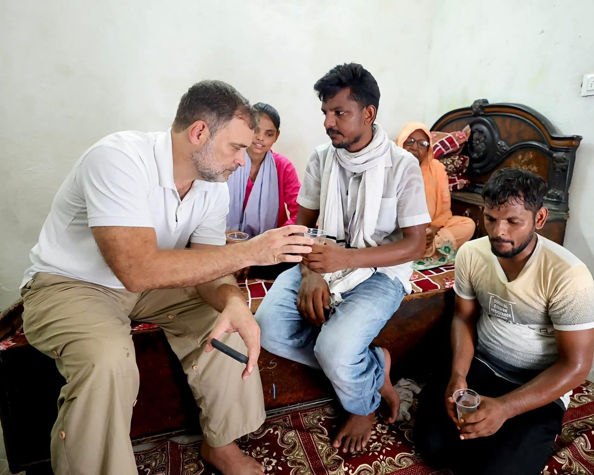 Liberal_India1's tweet photo. Yesterday, I made a request.
Today, it became a memory.
Rahul Gandhi met Irfan. ❤️ https://t.co/LV0mhHmf71