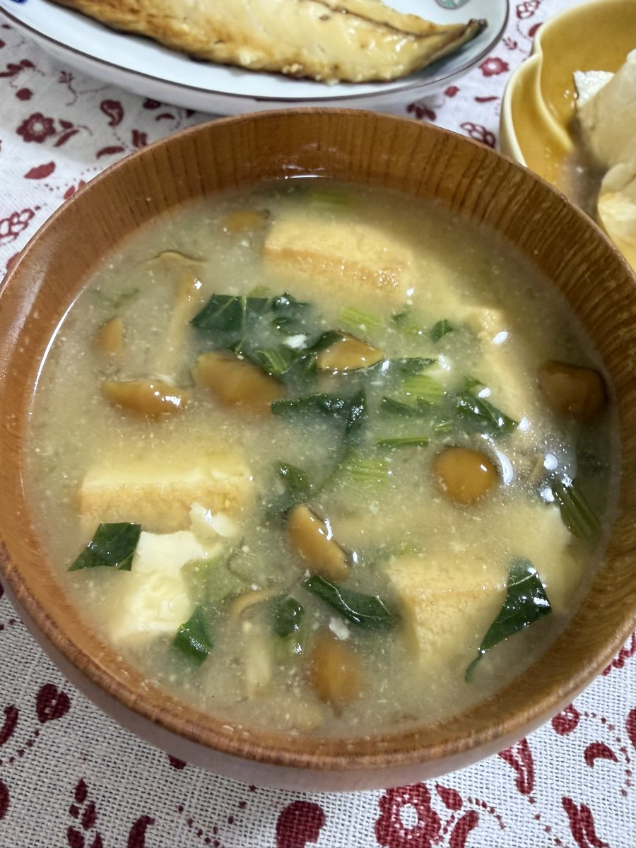 tsuru_miso's tweet photo. 暑い夏にこそお味噌汁！
夏バテ防止にはもってこいの食べ物。
今日は厚揚げとなめこのお味噌汁。 https://t.co/j3t7uq1DUS