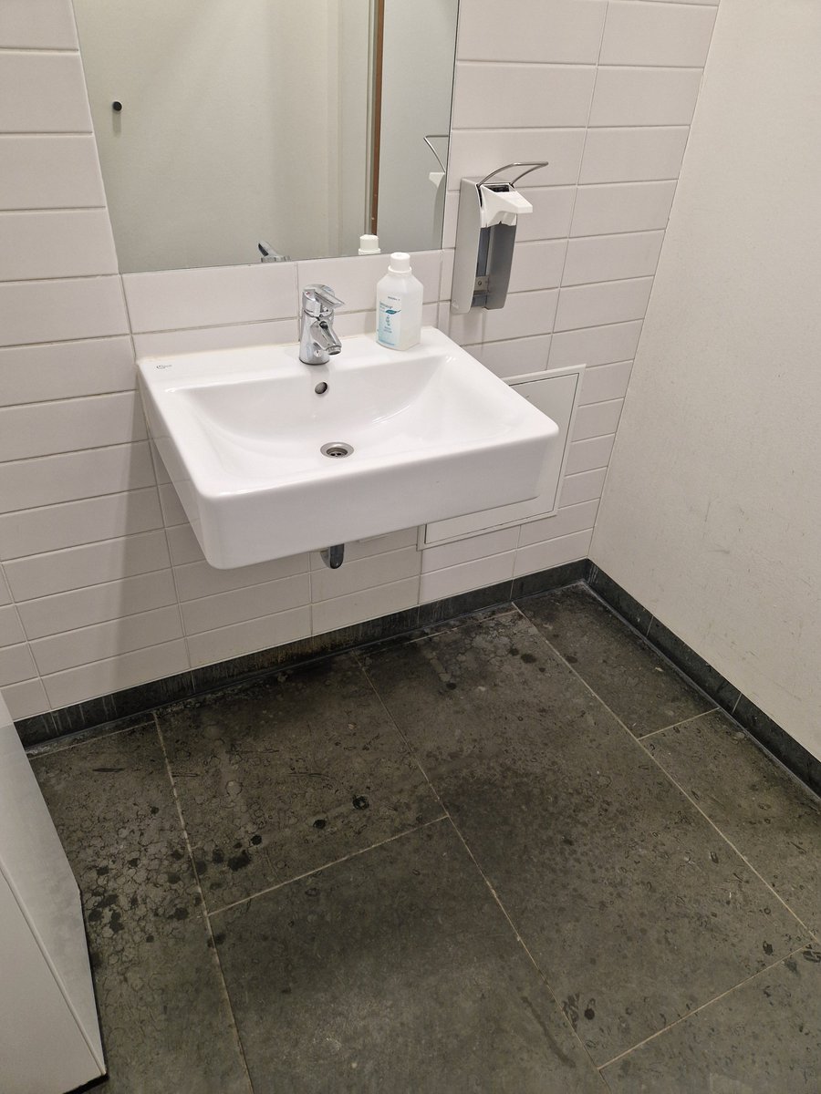 GerdOswald's tweet photo. Wo bin ich? 🤔 Bahnhof? Raststätte? Nein... das ist die Besuchertoilette des #leopoldina Krankenhaus in Schweinfurt...🤢🤮 https://t.co/yqmXrOzNzb