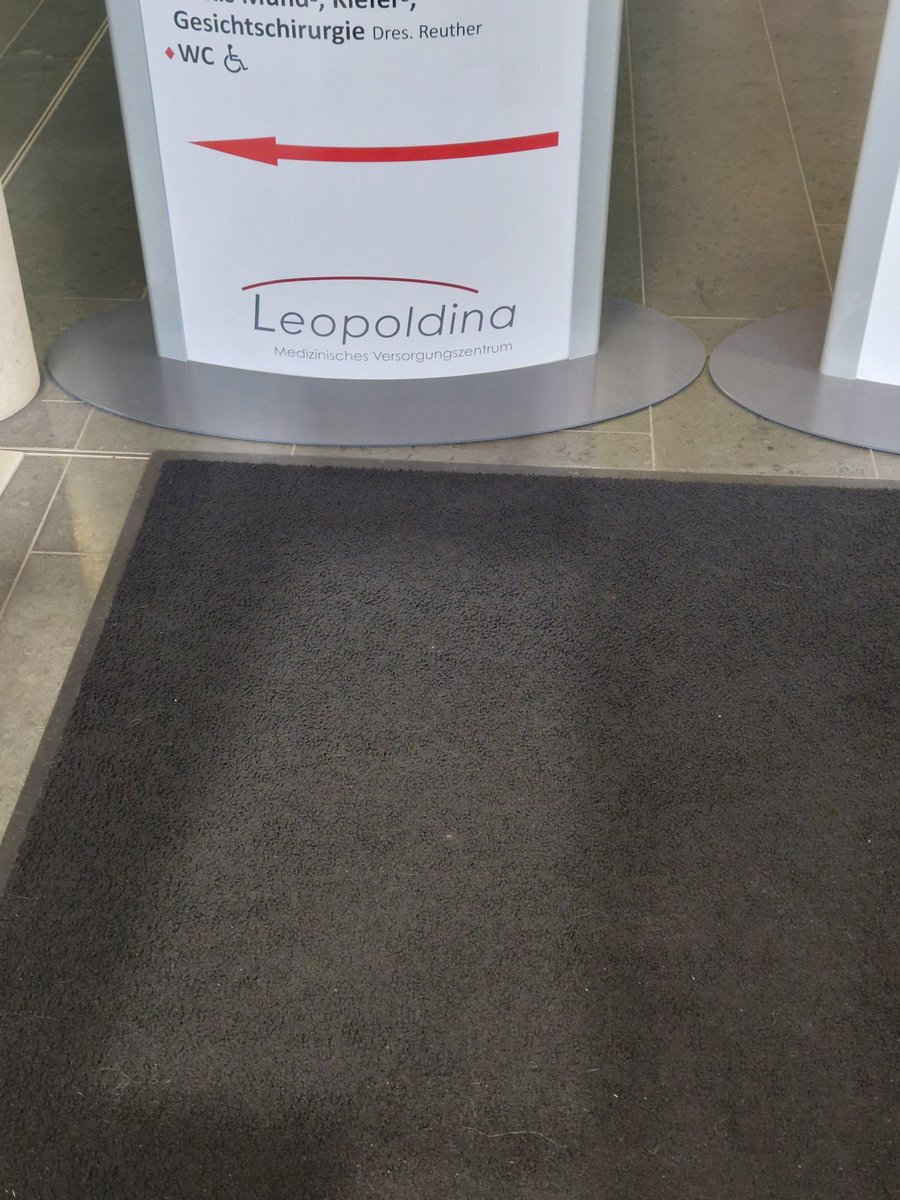 GerdOswald's tweet photo. Wo bin ich? 🤔 Bahnhof? Raststätte? Nein... das ist die Besuchertoilette des #leopoldina Krankenhaus in Schweinfurt...🤢🤮 https://t.co/yqmXrOzNzb