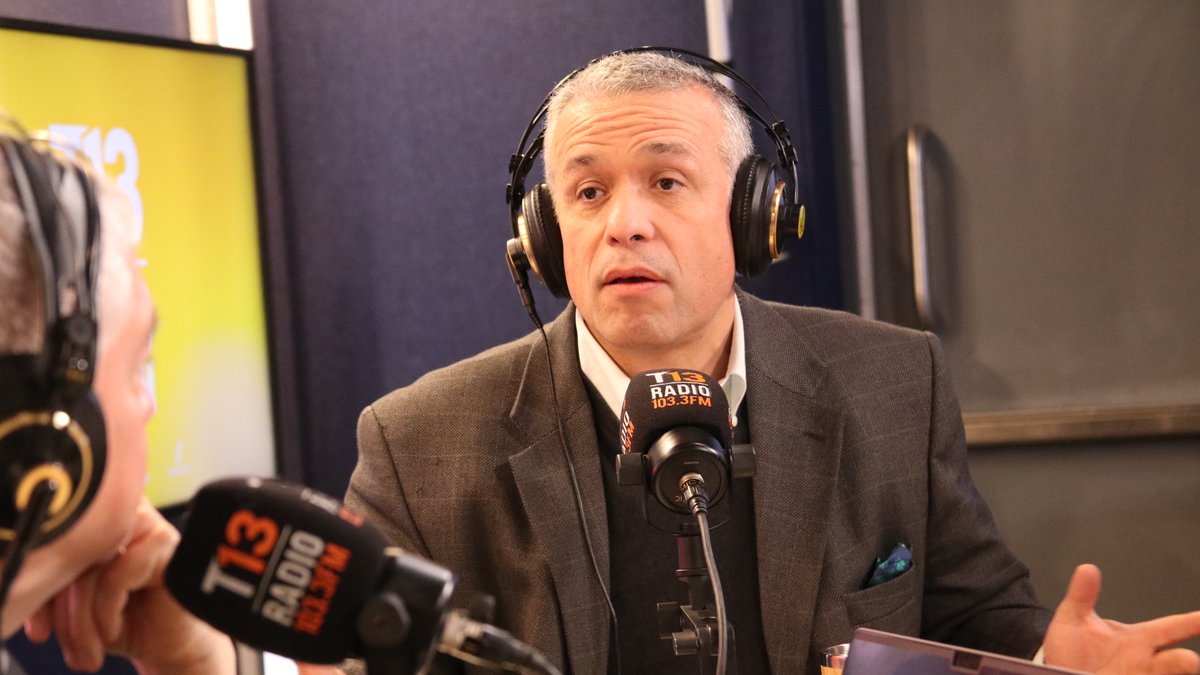 Tele13_Radio's tweet photo. 🎙️ “Hay una reflexión sobre cómo formamos a los economistas (...), tenemos que enseñarle a los estudiantes a aportar una mirada más crítica, que cuestione todos los puntos de vista”: Óscar Landerretche, nuevo decano de la @fenuchile.

En vivo en https://t.co/ElEeQ3tdYC https://t.co/MU2F0u5D3u