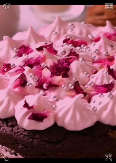 soooooooki's tweet photo. One afternoon, she attended an Egyptian cooking workshop, where she mastered the art of preparing falafel and koshari. The chef guided her through grinding chickpeas for the falafel and perfectly blending spices for the koshari to achieve genuine flavors. Slicing a watermelon th https://t.co/iY4e1EnZM2