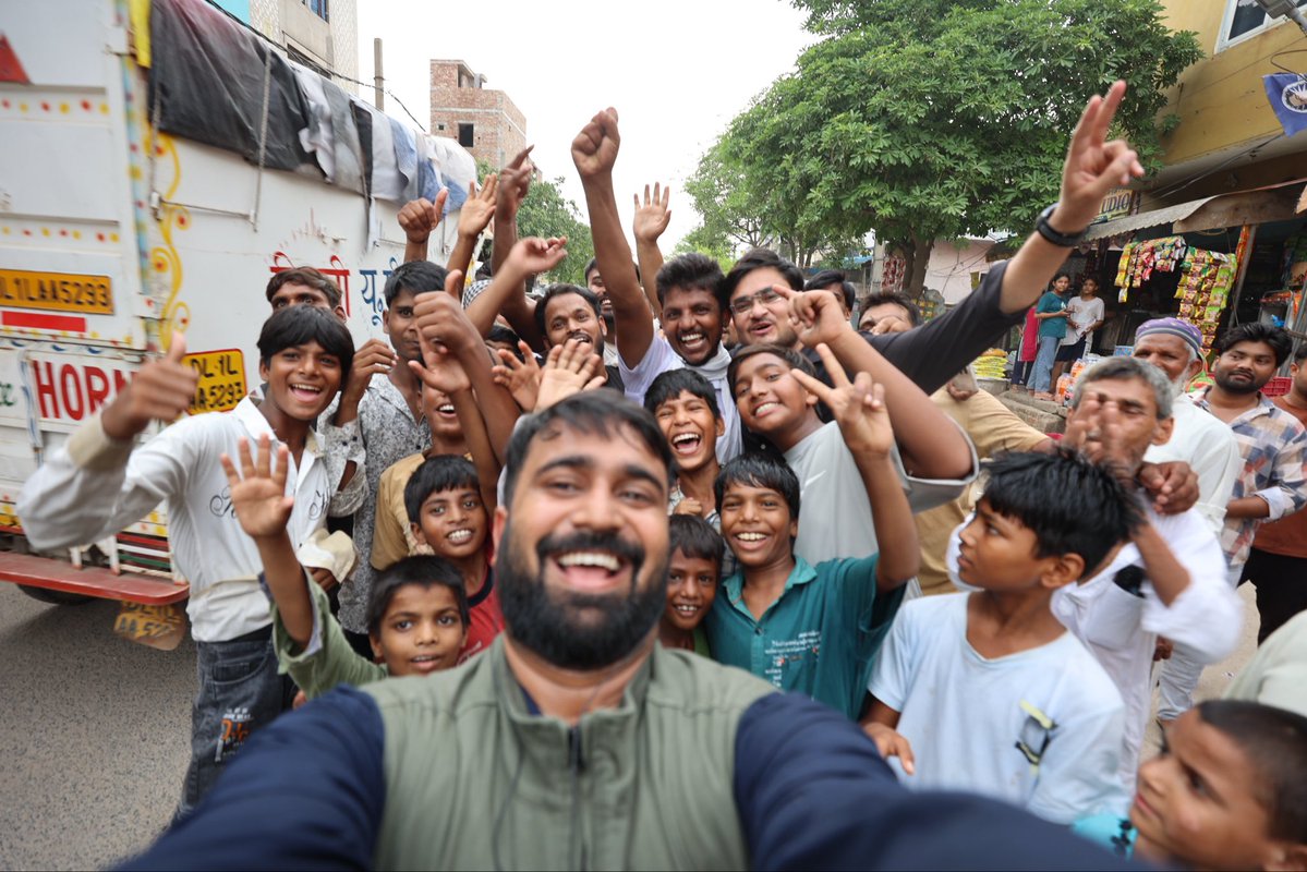 RajatpandeyJF's tweet photo. इरफ़ान के वायरल होने के बाद एक मुलाक़ात तो बनती है. अब तमाम लोग मदद करने के लिए इरफ़ान को कॉल कर रहे. उससे मिलने जा रहे. बड़े नेता भी पहुँच रहे हैं. उम्मीद है तस्वीर बदलेगी. 

@amie_story भैया के साथ मैं रजत. बने रहे @TheLallantop के साथ. https://t.co/BwlMK6xEpY