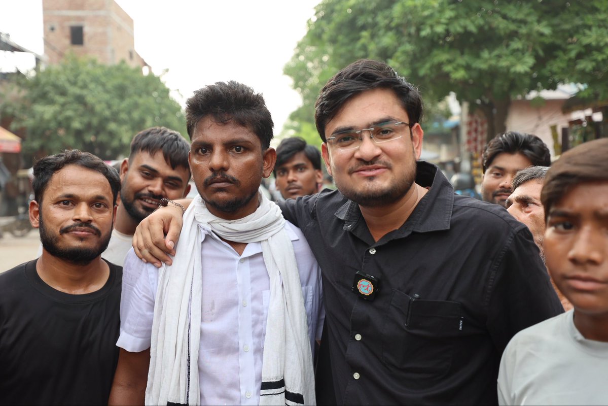 RajatpandeyJF's tweet photo. इरफ़ान के वायरल होने के बाद एक मुलाक़ात तो बनती है. अब तमाम लोग मदद करने के लिए इरफ़ान को कॉल कर रहे. उससे मिलने जा रहे. बड़े नेता भी पहुँच रहे हैं. उम्मीद है तस्वीर बदलेगी. 

@amie_story भैया के साथ मैं रजत. बने रहे @TheLallantop के साथ. https://t.co/BwlMK6xEpY