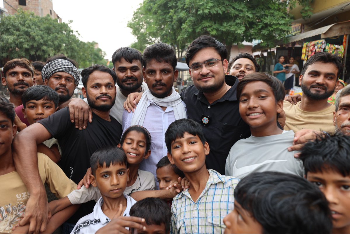 RajatpandeyJF's tweet photo. इरफ़ान के वायरल होने के बाद एक मुलाक़ात तो बनती है. अब तमाम लोग मदद करने के लिए इरफ़ान को कॉल कर रहे. उससे मिलने जा रहे. बड़े नेता भी पहुँच रहे हैं. उम्मीद है तस्वीर बदलेगी. 

@amie_story भैया के साथ मैं रजत. बने रहे @TheLallantop के साथ. https://t.co/BwlMK6xEpY
