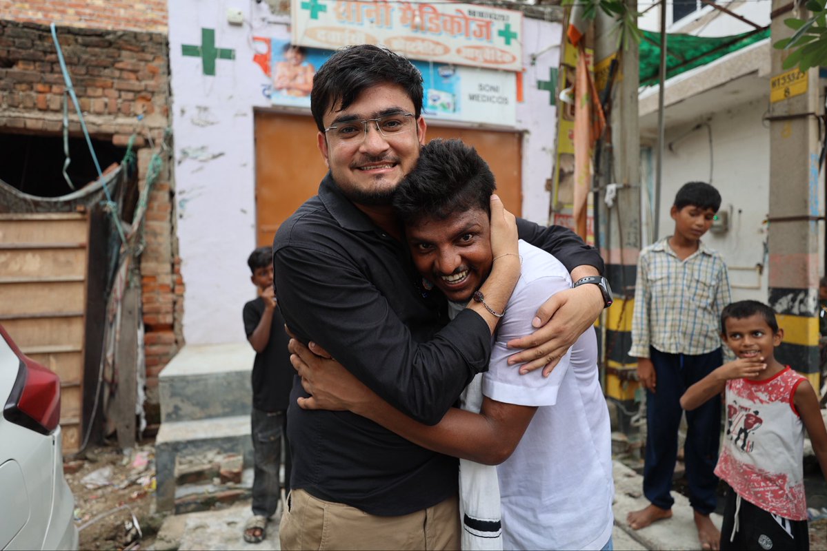 RajatpandeyJF's tweet photo. इरफ़ान के वायरल होने के बाद एक मुलाक़ात तो बनती है. अब तमाम लोग मदद करने के लिए इरफ़ान को कॉल कर रहे. उससे मिलने जा रहे. बड़े नेता भी पहुँच रहे हैं. उम्मीद है तस्वीर बदलेगी. 

@amie_story भैया के साथ मैं रजत. बने रहे @TheLallantop के साथ. https://t.co/BwlMK6xEpY