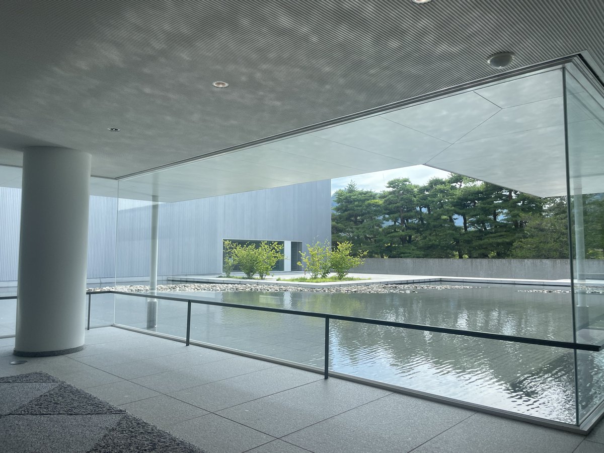 taktwi's tweet photo. 建築家・谷口吉生が手掛けた長野県立美術館「東山魁夷館」

魁夷の「絵の額縁になってほしい」という難題に完璧に応え、ミリ単位で計算された庇、極限までサッシの線を消したガラス、天井に光を映す水庭。一見シンプルに見えて実は邪念を排した美を徹底追求した凄みのある傑作建築。 https://t.co/PSyPyqYAzd