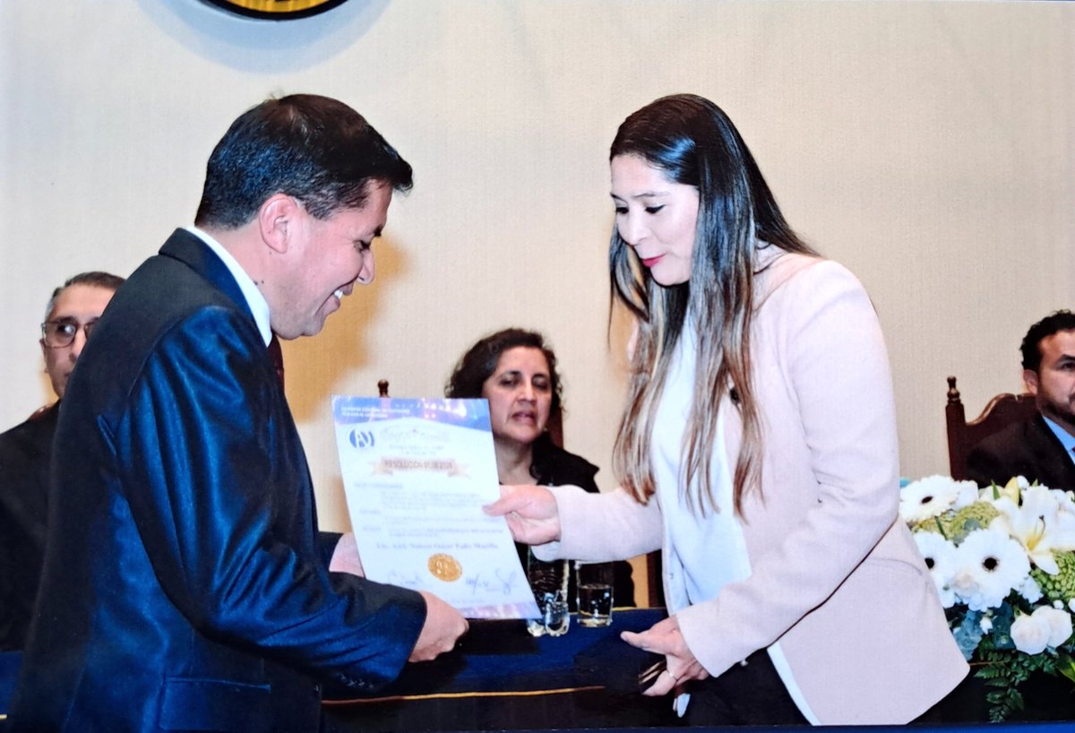 murillomar2008's tweet photo. ✨️ Acto de reconocimiento por 20 años. Colegio Departamental De Cochabamba. Compromiso y servicio en el fortalecimiento de nuestra profesión. https://t.co/S6ZxqsnYJQ