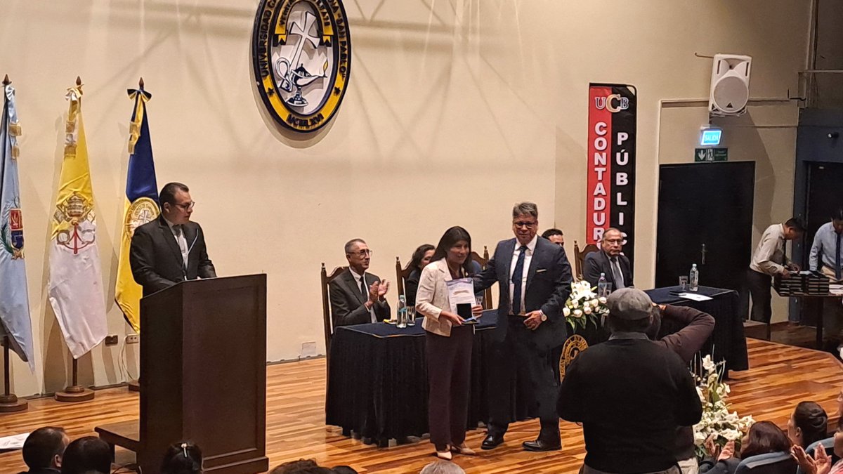 murillomar2008's tweet photo. ✨️ Acto de reconocimiento por 20 años. Colegio Departamental De Cochabamba. Compromiso y servicio en el fortalecimiento de nuestra profesión. https://t.co/S6ZxqsnYJQ