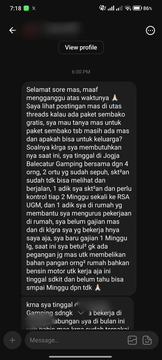 miftahrizaq_'s tweet photo. Ada orang yang datang malam ini dengan wajah penuh sungkan.
Berkali-kali meminta maaf karena merasa sedang merepotkan.
Padahal, meminta pertolongan saat benar-benar membutuhkan bukanlah aib.
Sabalingga tidak dibangun untuk membuat orang berutang budi. Kami hanya ingin, ketika ada yang sedang berat langkahnya, ia tahu masih ada pintu yang bisa diketuk.
Malam ini mereka pulang membawa sembako dan sedikit uang untuk membeli bensin.

Semoga suatu hari, ketika hidupnya sudah lebih lapang, ia bergantian menjadi orang yang mengetuk pintu untuk membantu orang lain.
Sabalingga. Saling bantu, saling jaga.