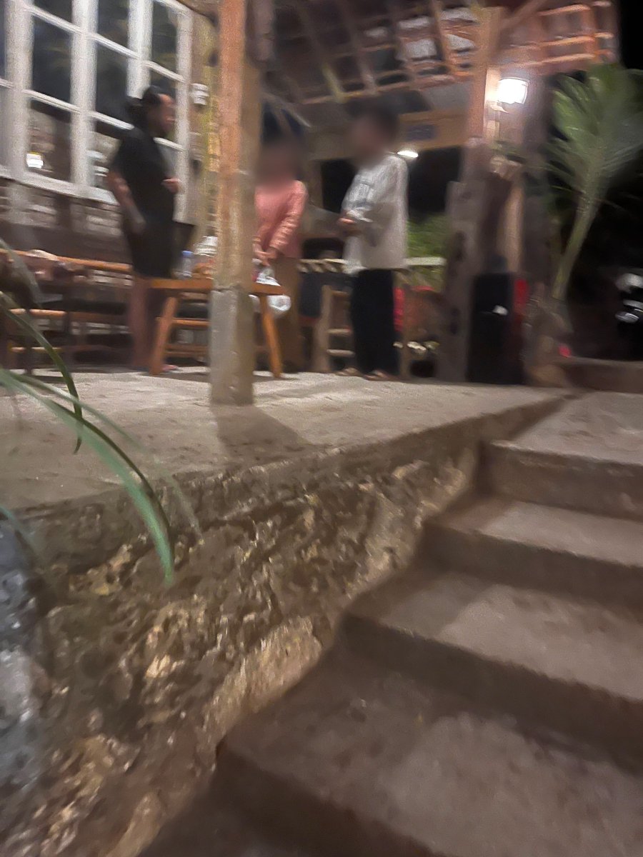 miftahrizaq_'s tweet photo. Ada orang yang datang malam ini dengan wajah penuh sungkan.
Berkali-kali meminta maaf karena merasa sedang merepotkan.
Padahal, meminta pertolongan saat benar-benar membutuhkan bukanlah aib.
Sabalingga tidak dibangun untuk membuat orang berutang budi. Kami hanya ingin, ketika ada yang sedang berat langkahnya, ia tahu masih ada pintu yang bisa diketuk.
Malam ini mereka pulang membawa sembako dan sedikit uang untuk membeli bensin.

Semoga suatu hari, ketika hidupnya sudah lebih lapang, ia bergantian menjadi orang yang mengetuk pintu untuk membantu orang lain.
Sabalingga. Saling bantu, saling jaga.