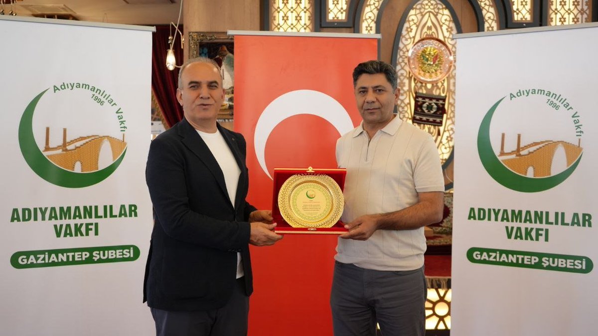 AdiyamanVakfi's tweet photo. Genel Başkanımız Sayın Hasan Göksu, Mütevelli Heyet Üyelerimiz ve Yönetim Kurulu Üyelerimiz, Gaziantep Şube Başkanlığı görevine atanan Sayın Vakkas Demir ve yönetimine hayırlı olsun ziyaretinde bulunmak üzere Vakfımızın Gaziantep Şubesini ziyaret ederek Şube Başkanımız ve yönetimiyle bir araya geldiler.
Ziyaret kapsamında Vakfımızın çalışmaları, Gaziantep Şubemizin faaliyetleri ve önümüzdeki döneme ilişkin hedefler hakkında karşılıklı değerlendirme ve istişarelerde bulunuldu.
Nazik ev sahiplikleri ve misafirperverliklerinden dolayı Gaziantep Şube Başkanımız Sayın Vakkas Demir ve yönetimine teşekkür eder, görevlerinde üstün başarılar dileriz.