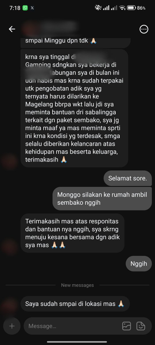 miftahrizaq_'s tweet photo. Ada orang yang datang malam ini dengan wajah penuh sungkan.
Berkali-kali meminta maaf karena merasa sedang merepotkan.
Padahal, meminta pertolongan saat benar-benar membutuhkan bukanlah aib.
Sabalingga tidak dibangun untuk membuat orang berutang budi. Kami hanya ingin, ketika ada yang sedang berat langkahnya, ia tahu masih ada pintu yang bisa diketuk.
Malam ini mereka pulang membawa sembako dan sedikit uang untuk membeli bensin.

Semoga suatu hari, ketika hidupnya sudah lebih lapang, ia bergantian menjadi orang yang mengetuk pintu untuk membantu orang lain.
Sabalingga. Saling bantu, saling jaga.