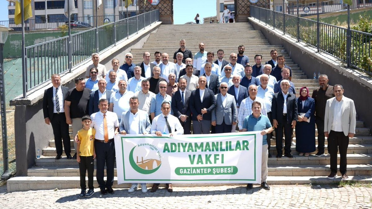 AdiyamanVakfi's tweet photo. Genel Başkanımız Sayın Hasan Göksu, Mütevelli Heyet Üyelerimiz ve Yönetim Kurulu Üyelerimiz, Gaziantep Şube Başkanlığı görevine atanan Sayın Vakkas Demir ve yönetimine hayırlı olsun ziyaretinde bulunmak üzere Vakfımızın Gaziantep Şubesini ziyaret ederek Şube Başkanımız ve yönetimiyle bir araya geldiler.
Ziyaret kapsamında Vakfımızın çalışmaları, Gaziantep Şubemizin faaliyetleri ve önümüzdeki döneme ilişkin hedefler hakkında karşılıklı değerlendirme ve istişarelerde bulunuldu.
Nazik ev sahiplikleri ve misafirperverliklerinden dolayı Gaziantep Şube Başkanımız Sayın Vakkas Demir ve yönetimine teşekkür eder, görevlerinde üstün başarılar dileriz.