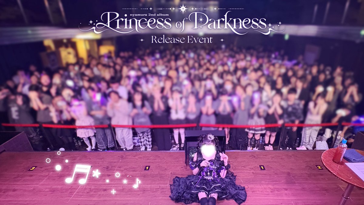 nyamura_'s tweet photo. nyamura 2nd Album 『Princess of Darkness』
リリースイベント満員御礼〜.⋆♱
本当にありがとうございました♡

初めてCDを出すなら、私の手から受け取って欲しいという望みを叶えるために、リリイベの開催を思い立ったのですが…思った以上に大盛況でチケットの倍率も、当日の物販でくじが全てなくなってしまったことも、本当に嬉しい限りです。
私の手からみなさんに、私のこだわり抜いたCDを手に取ってもらえて、ライブで初披露ができて、特典会でお話もできて、全部満たされてしまいました。幸せだったけど一瞬だったように思います。
私がmcで何を話してもちいかわみたいになったり、緊張でおかしくなっちゃったり、目を合わせてくれなかったり、無理にでもと家から出てきてくれたり、とっても可愛くおめかししてきてくれたり、かっこいいTシャツの着こなしを見せてくれたり、泣きすぎてぐしょぐしょになっちゃってたり、本当に愛おしくて、あなたたちが私のリスナーでよかったです♡

私のリスナーさんて本当に素敵で、感想見たけどみんなで特典とかグッズ交換したり助け合ったりしてて、みんなお互いに褒めあって結果私が褒められてしまいました…でも私じゃなくて、あなたたちがあたたかいからというだけであって、みんなからそういうお話を聞いて嬉しすぎて本気で活動しててよかったなって思いました♡

沢山の思いを込めて作った曲たちだけど、実はまだまだお話していない事もあるのです…。理由としては実は制作途中から、ワンマンが決まっており、そこでしか言いたくないな、と思っていたからそのためにあたためています♡
私の素敵なリスナーさんのおかげで、間違いなく、あたたかで夢幻のような空間になるでしょう。今回来れなかった方もぜひ、2ndワンマンに足を運んでその目で確かめていただきたいです。

暑い中足を運んでくださり本当にありがとうございました。至らぬ点も多々あったかと思われますが、必ず改善に努めます。
このアルバムが一生愛されますように♡