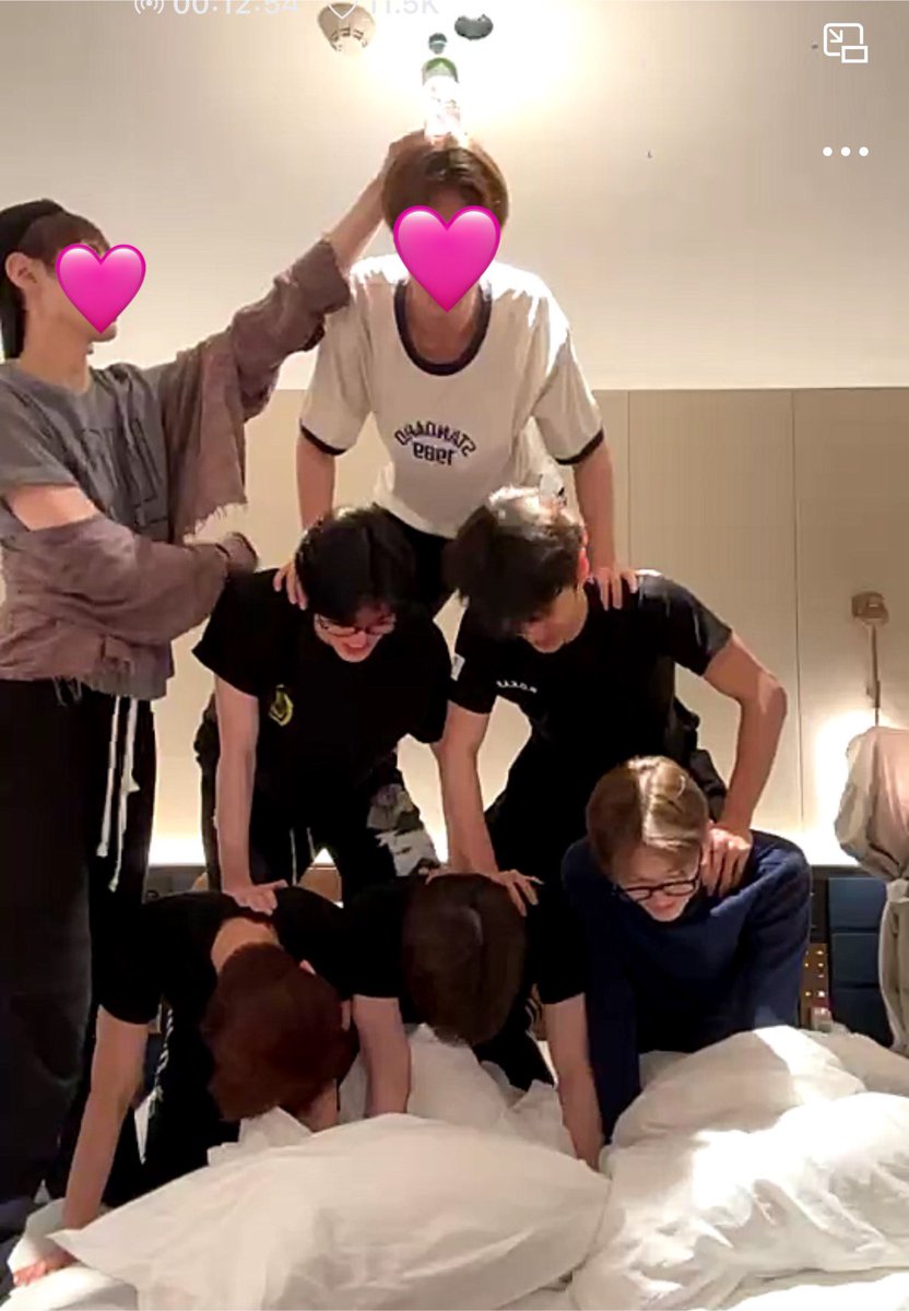 bam2_ssss's tweet photo. 제니스 생일 케이크 주겠다고 남자들이 무리에무리를함••• https://t.co/jwlLuyTCep