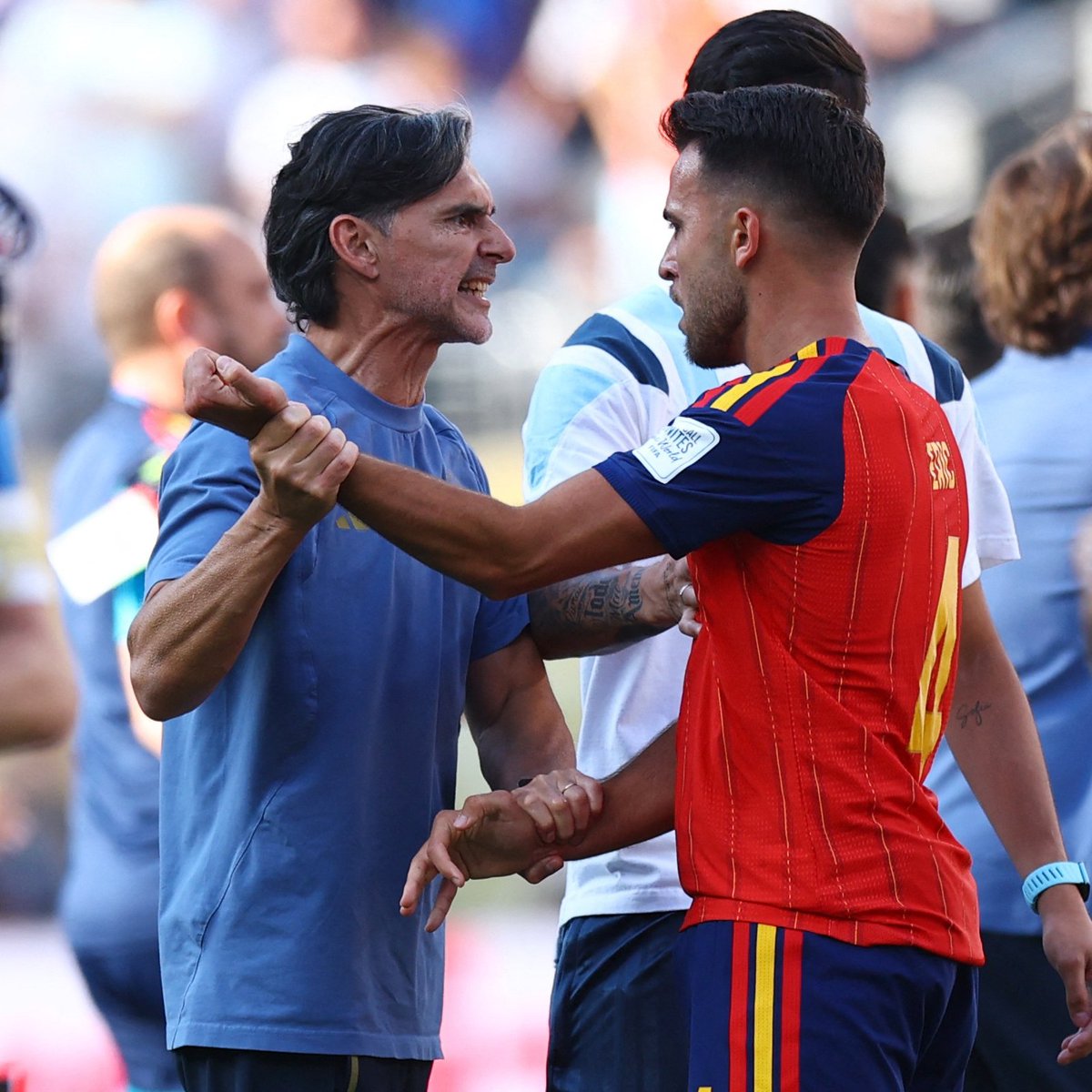 demarkesports's tweet photo. Roberto Ayala hakkında Dani Olmo: "Pişman olduğunu itiraf edip ardından attığı yumruğu 'söylenen sözlere verilmiş bir tepki' olarak haklı çıkarmaya çalışan biri, muhtemelen gerçekten pişman değildir. Üstelik yalan söylüyor çünkü ben ona hiçbir şey demedim. Bu yüzden benden özür dilemesine de gerek yok. Bizi asıl tanımlayan şey yaptığımız hata değil; o hatayı tevazu, doğruluk ve haysiyetle kabullenme cesaretidir." (Diari de Terrassa)