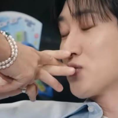 QueenBoaHyukhae's tweet photo. #은해 #eunhae
cr _ode.eunhae_

???
big hand VS smol hand again https://t.co/nFqSGzoCUb
