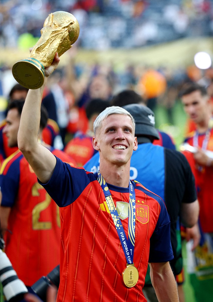 demarkesports's tweet photo. Roberto Ayala hakkında Dani Olmo: "Pişman olduğunu itiraf edip ardından attığı yumruğu 'söylenen sözlere verilmiş bir tepki' olarak haklı çıkarmaya çalışan biri, muhtemelen gerçekten pişman değildir. Üstelik yalan söylüyor çünkü ben ona hiçbir şey demedim. Bu yüzden benden özür dilemesine de gerek yok. Bizi asıl tanımlayan şey yaptığımız hata değil; o hatayı tevazu, doğruluk ve haysiyetle kabullenme cesaretidir." (Diari de Terrassa)