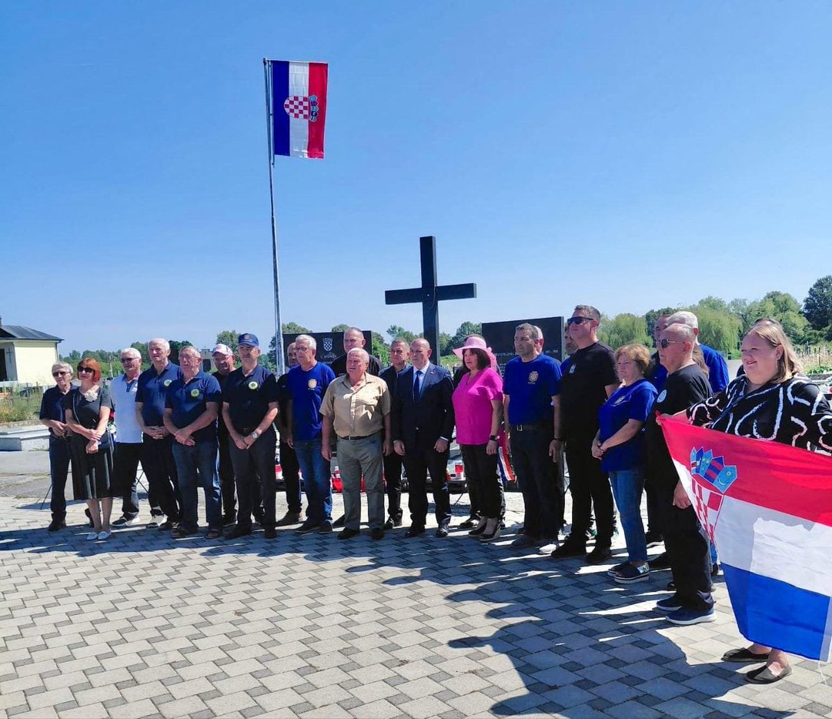 tomo_medved's tweet photo. 🇭🇷 Danas smo na obilježavanju dana hrvatskih branitelja Sunje, odali počast našim poginulim, nestalim i preminulim hrvatskim braniteljima.
🇭🇷 Sunja je trajno upisana među mjesta hrvatskog ponosa i pobjede, a žrtva hrvatskih branitelja nikada neće biti zaboravljena .🕯️🙏🏻
#Sunja #DomovinskiRat