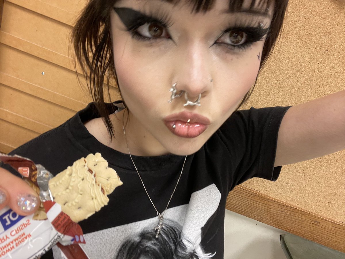 v3nomquinn's tweet photo. this snack deserved an audience https://t.co/A8JXldr4SO