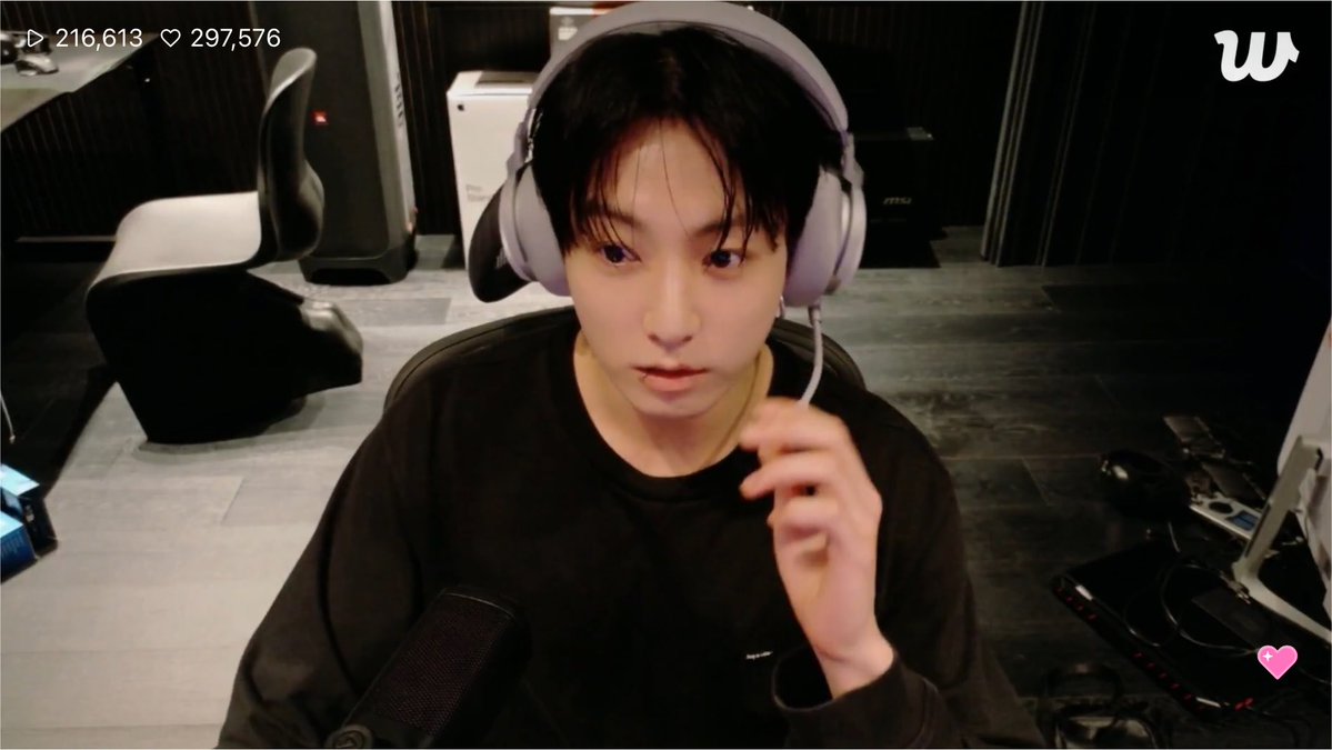 sunflowercharts's tweet photo. 260727 @BTS_twt #JungKook Weverse LIVE

🐰: ได้ไหมนะ? ได้แล้ว!!!
🐰: ไม่เจอกันนานเลยคร้าบบบ~ ไม่ได้เจอกันนานเลย!
🐰: ผมไปได้แล็ปท็อปใหม่มาด้วยแหละ ก็เลย... *ปรับมุมกล้อง*

🔗 https://t.co/TWR9BBjoaE

#BTS #방탄소년단 https://t.co/TBN68ZXPDD