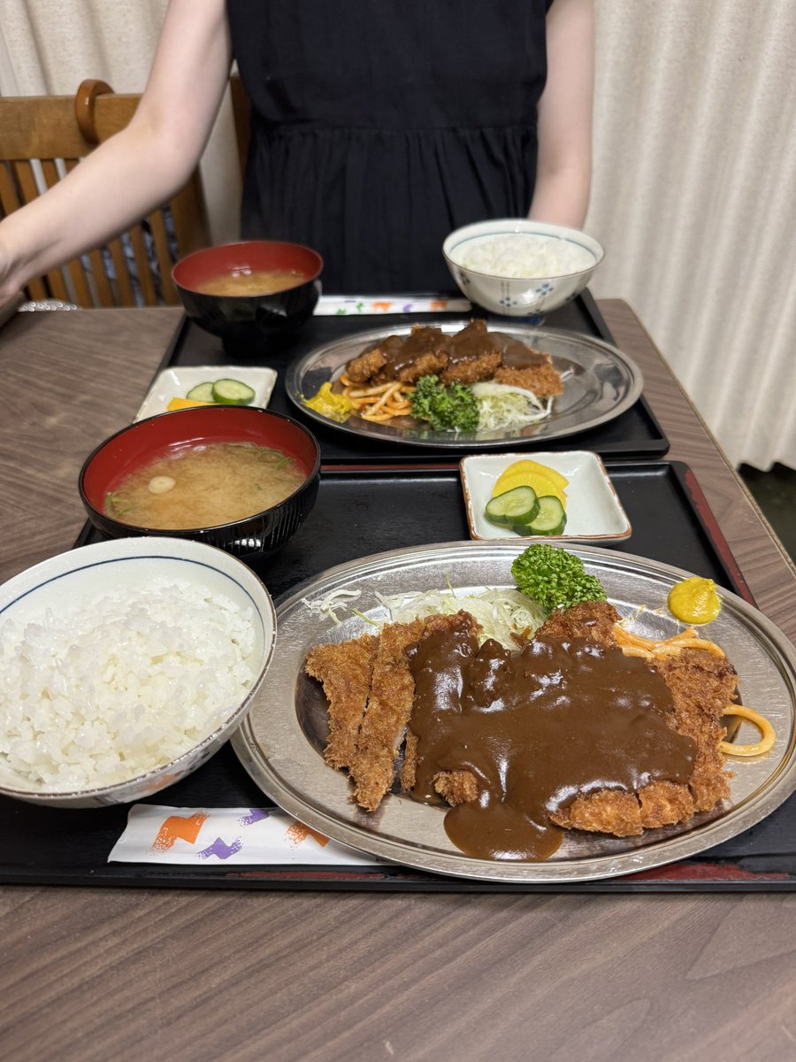 komegaski's tweet photo. 【大阪 十三】大富士
十三の細い路地にある、「えっ、やってるの」って思わず思っちゃう昭和感溢れるお店は、親子2代で作るサクッととんかつにかける、秘伝のデミグラスソースが美味しすぎる、テレビ取材もいっぱいな、隠れた名店でした。 https://t.co/iWlw1ZIwi4