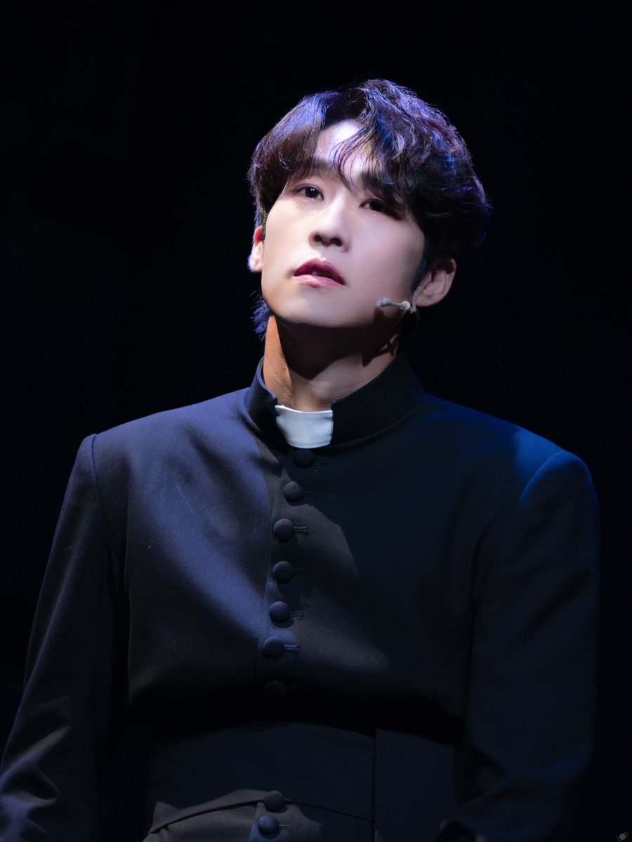 dan_100shine's tweet photo. 뮤지컬 <브라더스 까라마조프>   
260723   
스페셜 커튼콜 - 장롱안에서  
이반 #임강성 배우님  
알료샤 #김지철 배우님

 #브라더스까라마조프 #대학로최고의가족뮤지컬 https://t.co/VjYn1Y7CCw