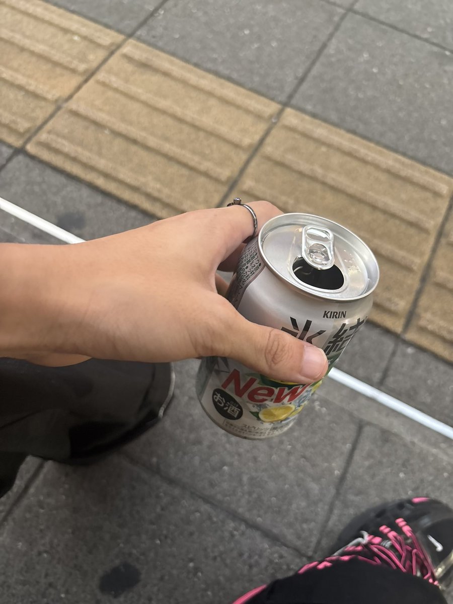 Kogane_ays's tweet photo. 新宿だからコンビニ前座り込んでる https://t.co/GS3GaRHT7O