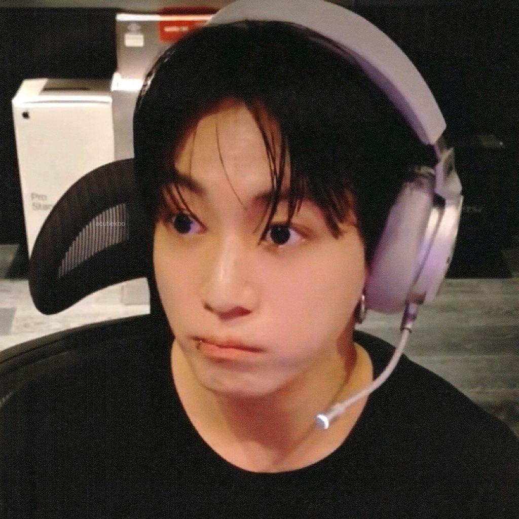acutiekoo's tweet photo. he just looks so soft and smells like baby powder :( https://t.co/UMa4oiiZok